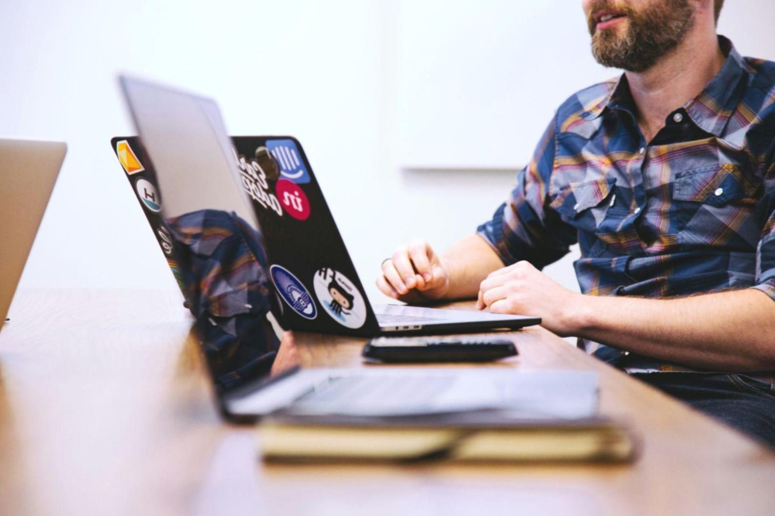 Análisis de datos financieros en pantallas múltiples