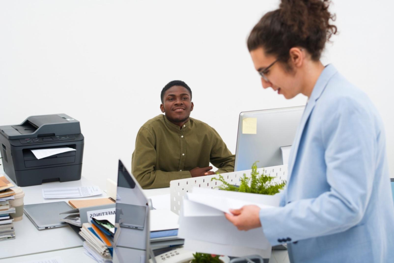 Equipo trabajando en automatización financiera