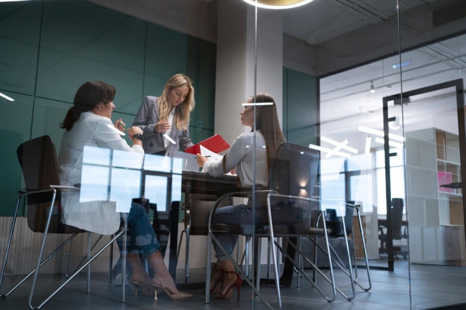 Oficinas modernas con espacios colaborativos y tecnología avanzada