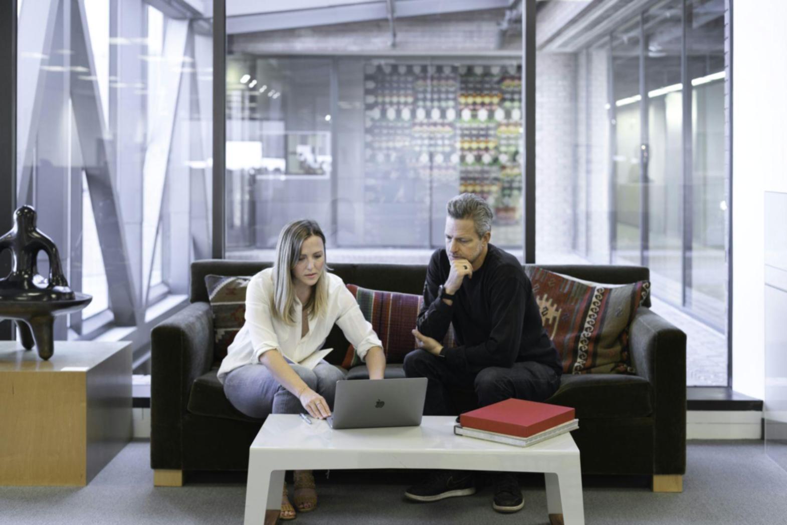 Equipo de trabajo colaborando en proyectos de automatización financiera