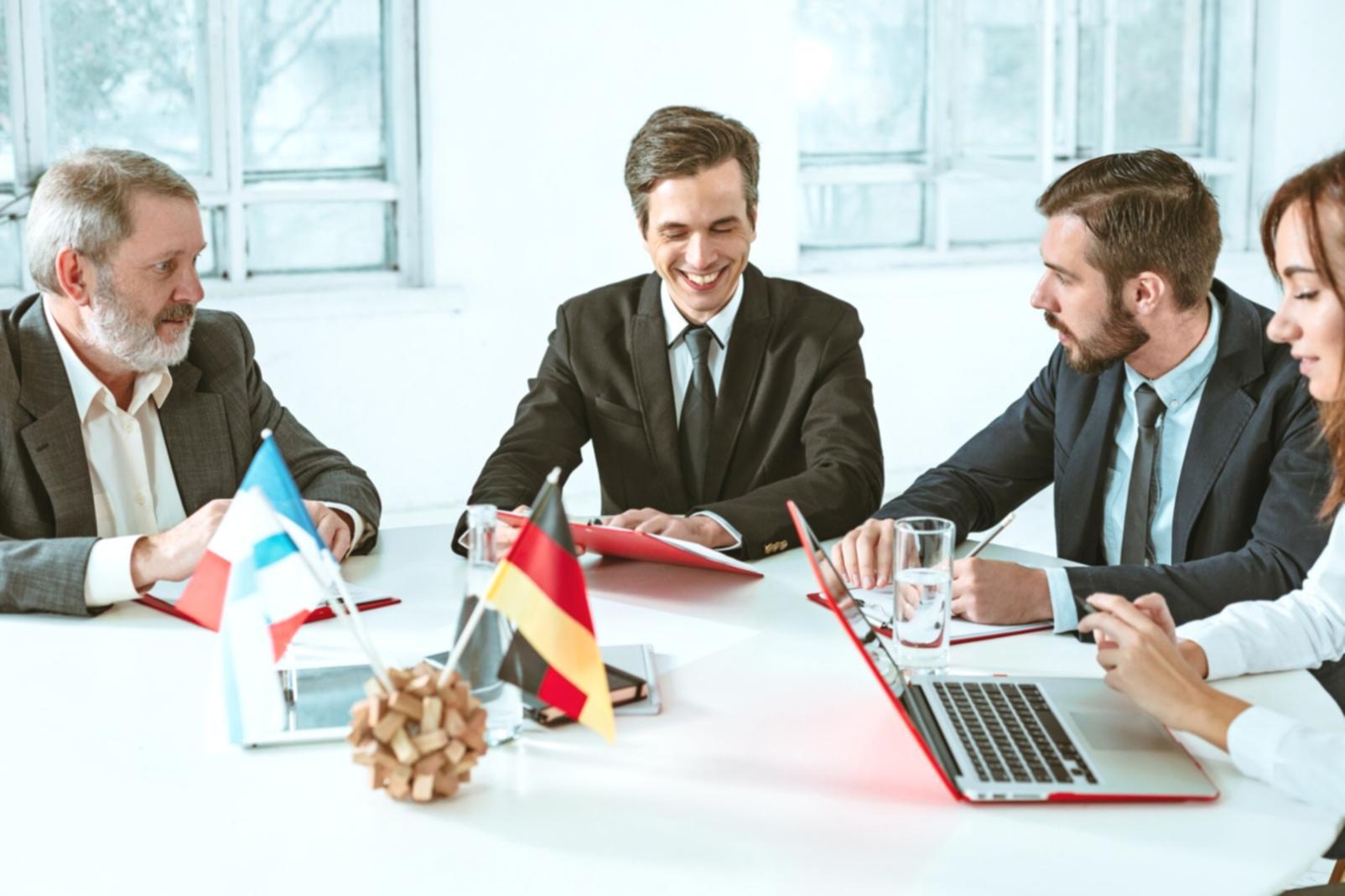 Equipo de trabajo colaborando en análisis financiero
