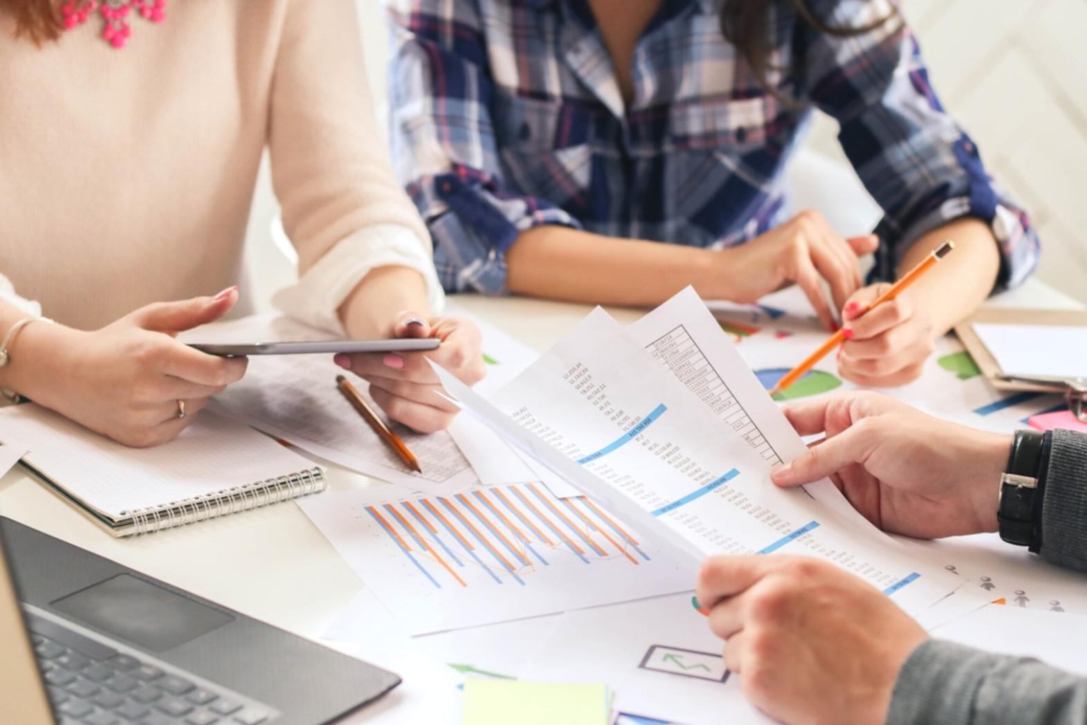Dashboard de automatización financiera mostrando gráficos y métricas en tiempo real