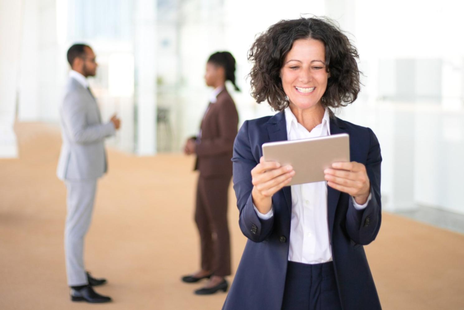 Equipo de profesionales trabajando en análisis financiero personalizado